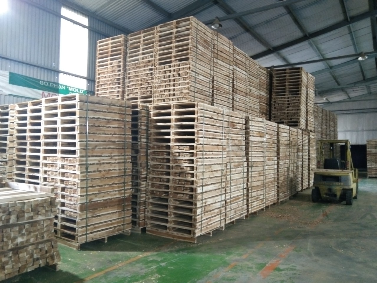 Pallet gỗ keo